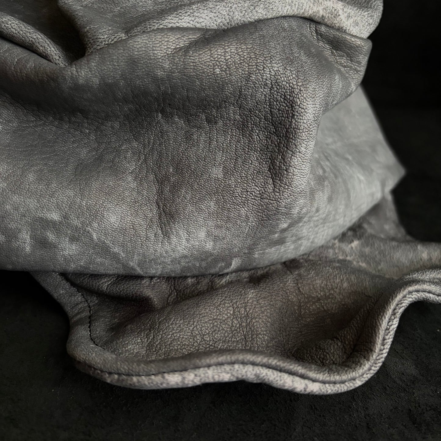 Uneven dyeing spread gray leather turn cap
