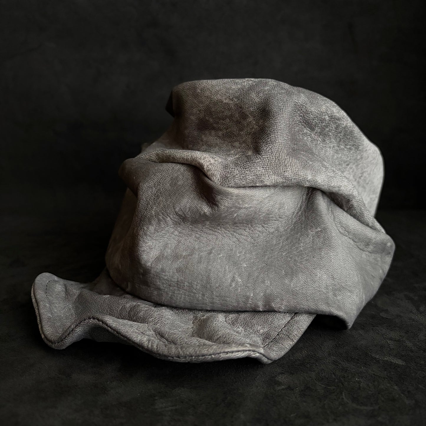 Uneven dyeing spread gray leather turn cap