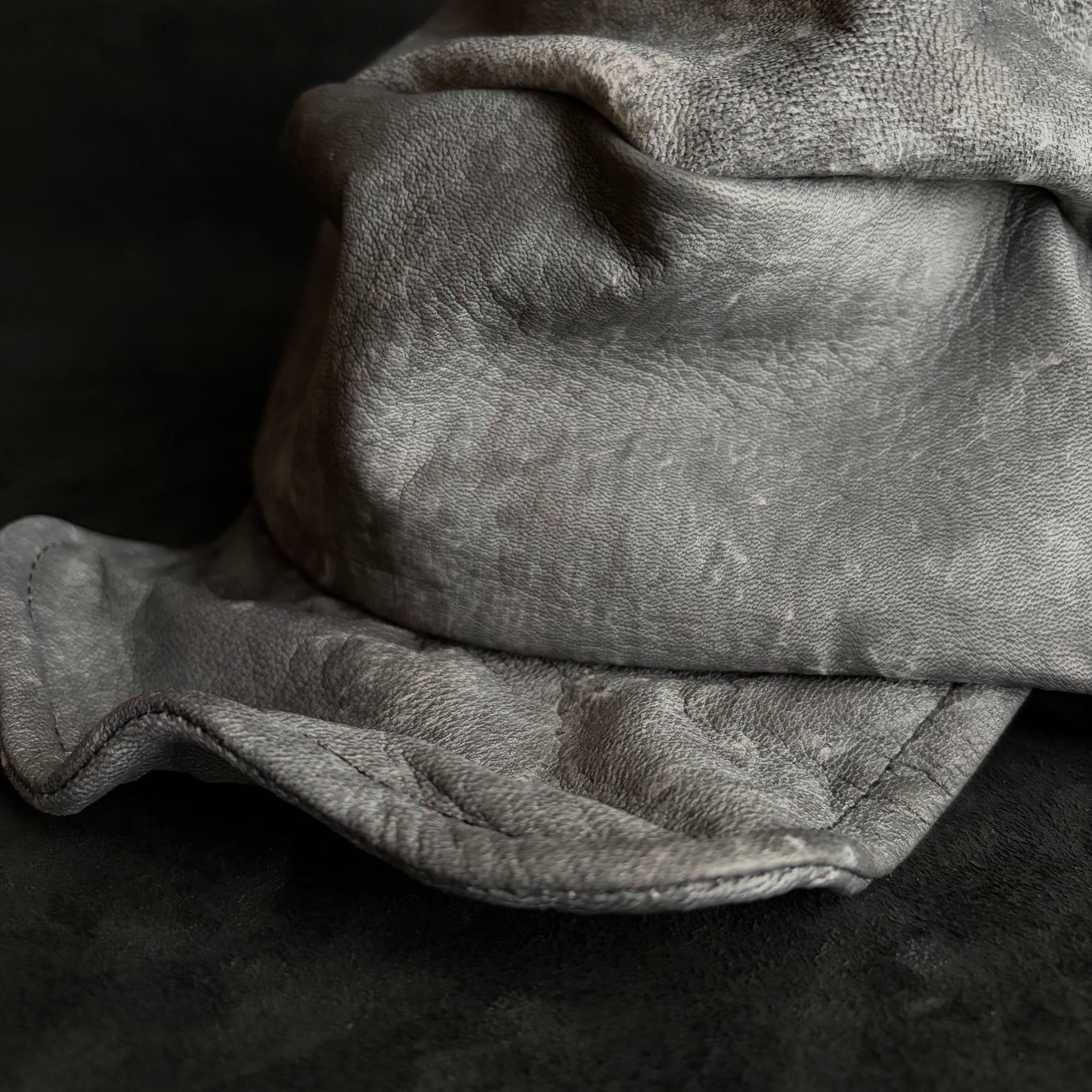 Uneven dyeing spread gray leather turn cap