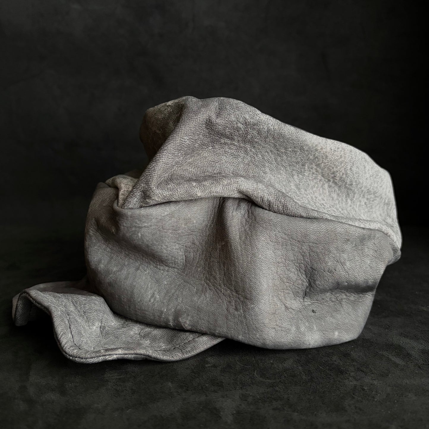 Uneven dyeing spread gray leather turn cap
