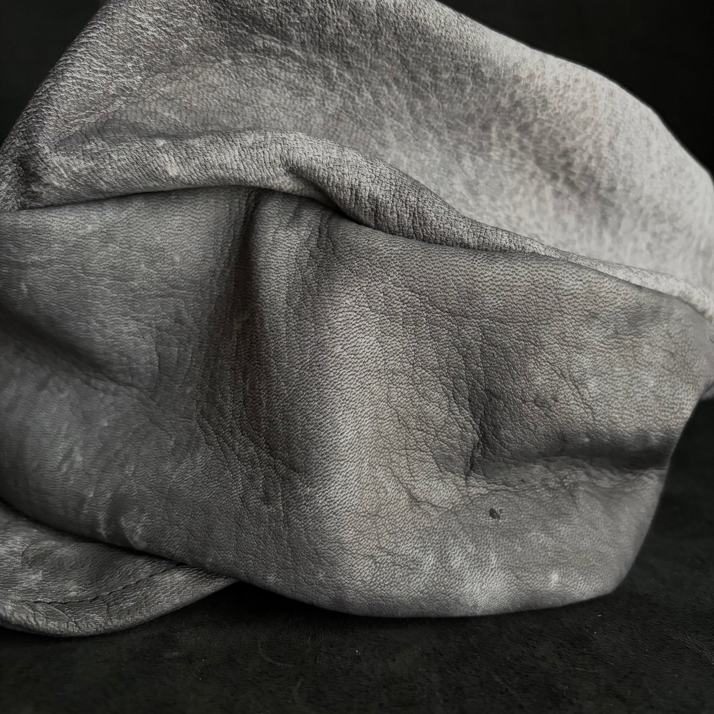 Uneven dyeing spread gray leather turn cap