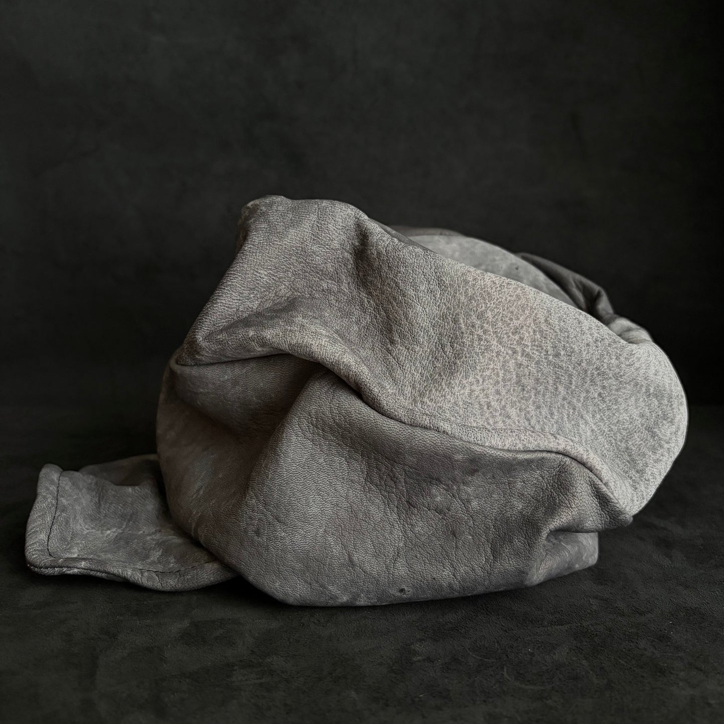 Uneven dyeing spread gray leather turn cap