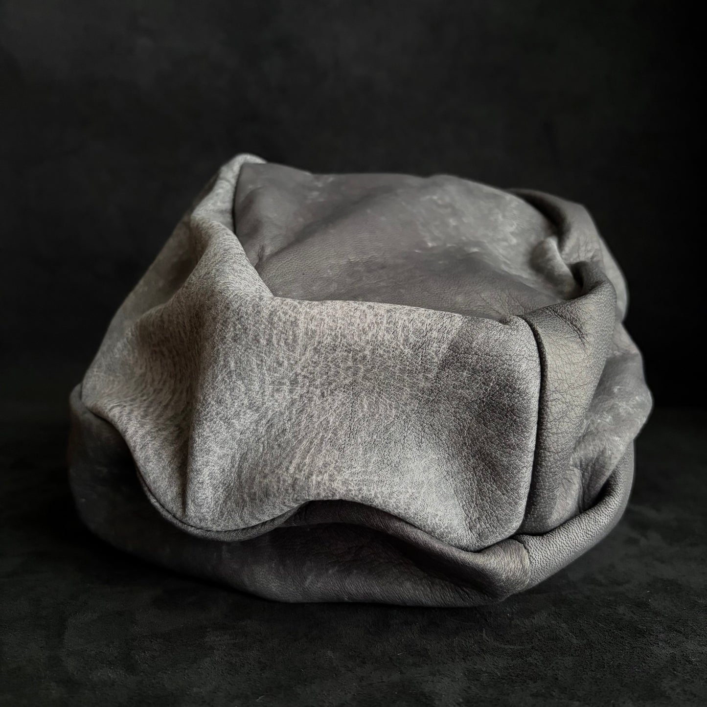 Uneven dyeing spread gray leather turn cap