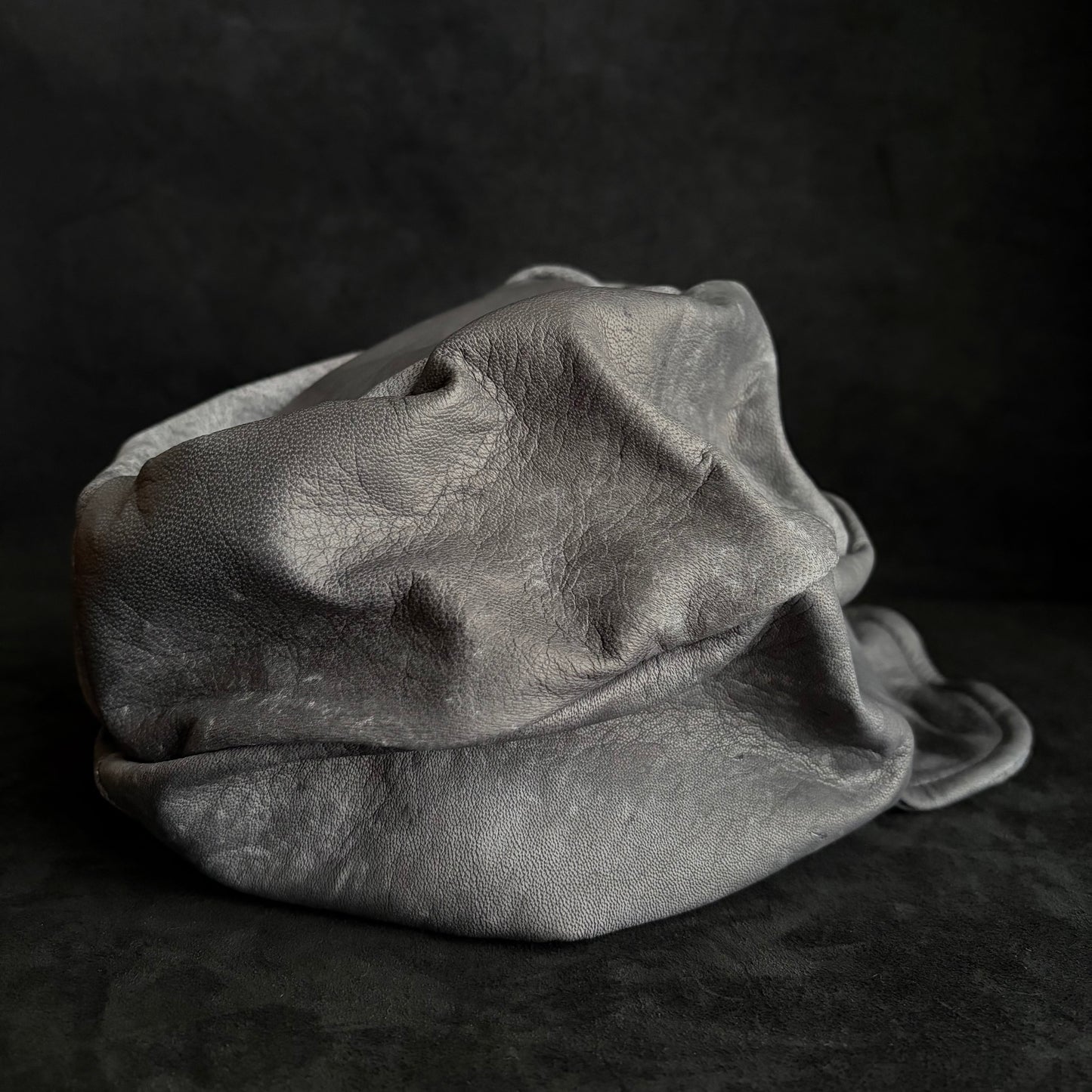 Uneven dyeing spread gray leather turn cap