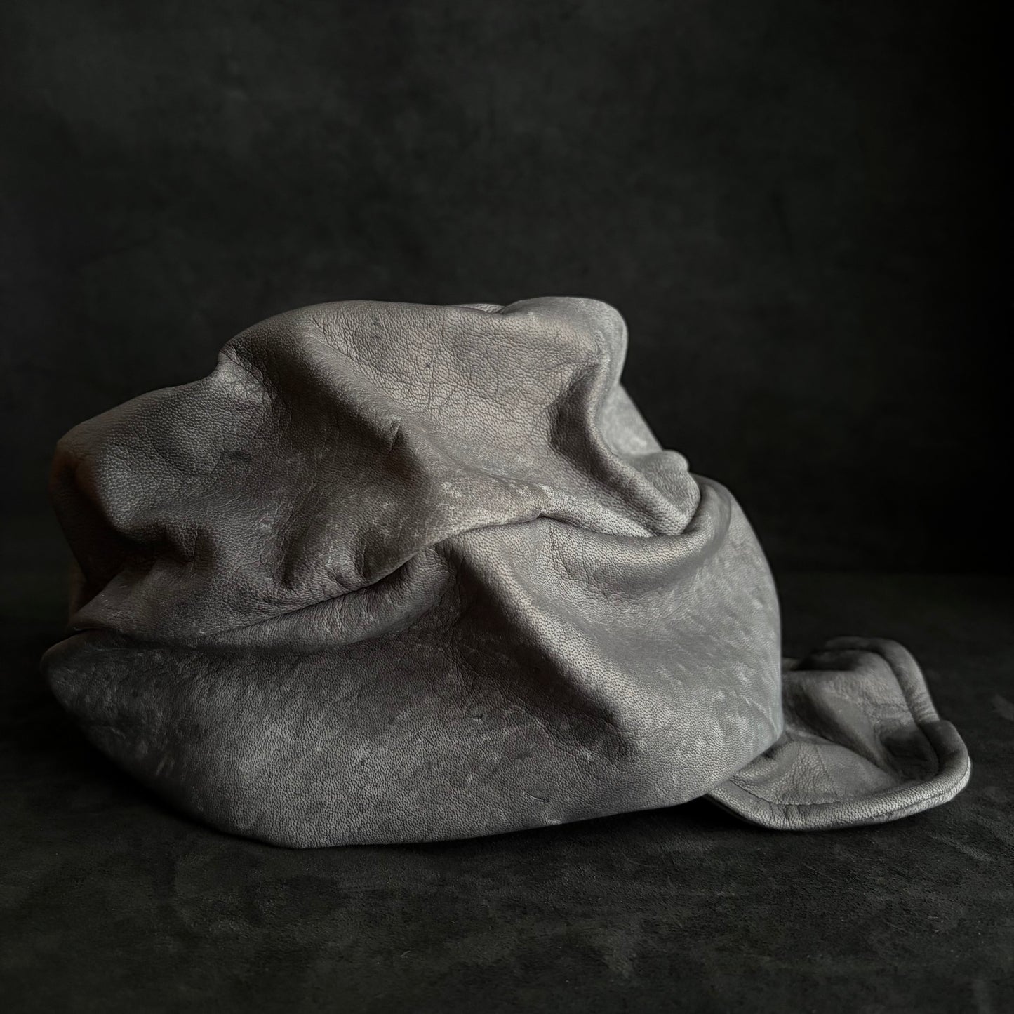 Uneven dyeing spread gray leather turn cap