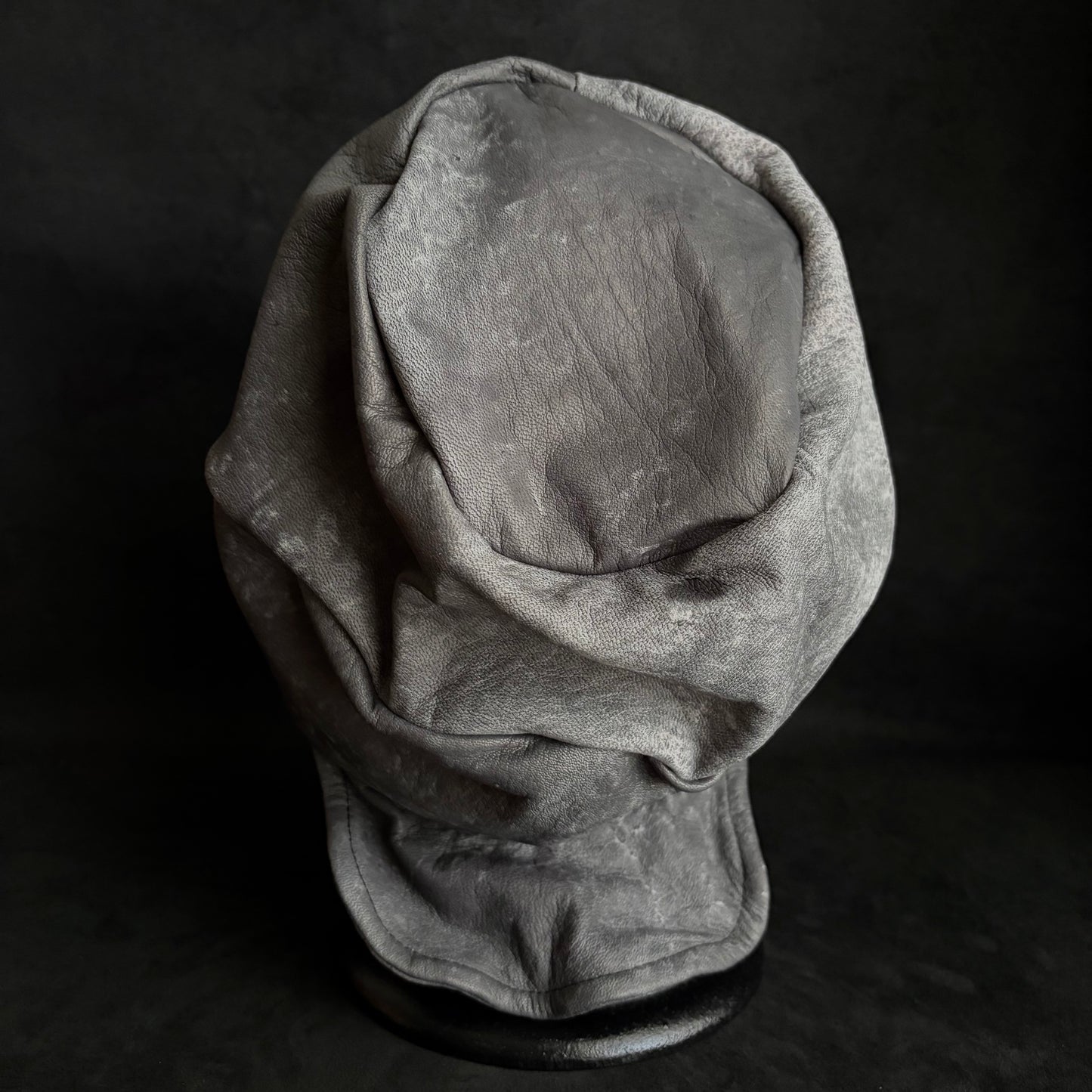 Uneven dyeing spread gray leather turn cap