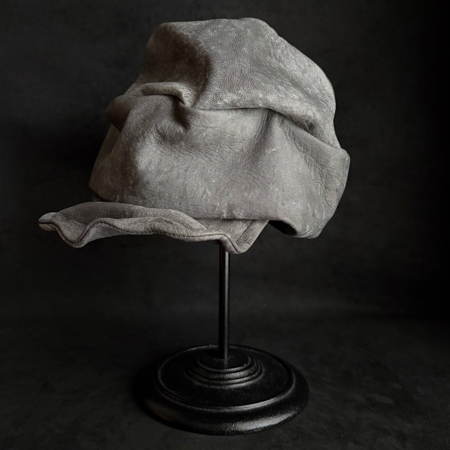 Uneven dyeing spread gray leather turn cap