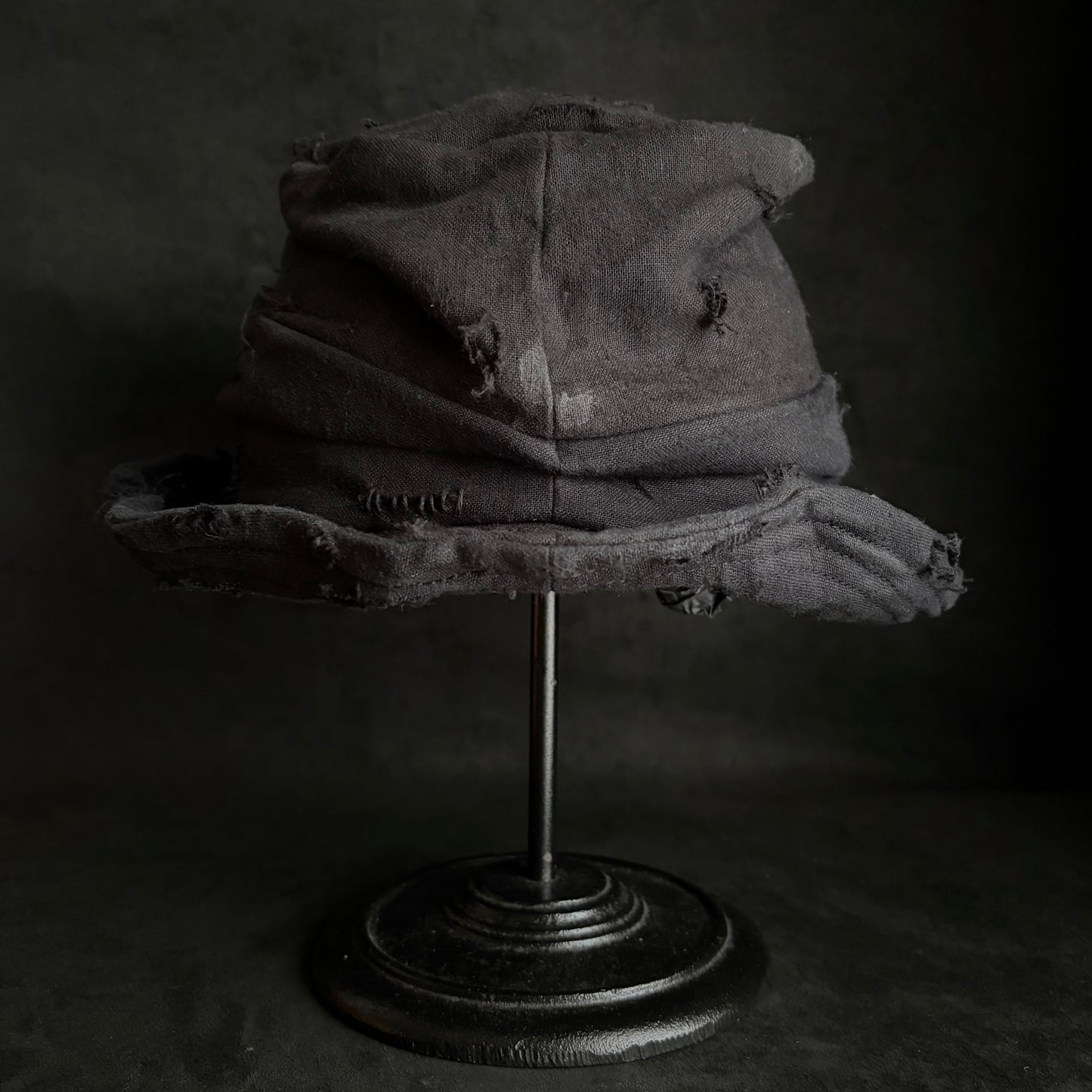 Black linen damage turn bucket hat
