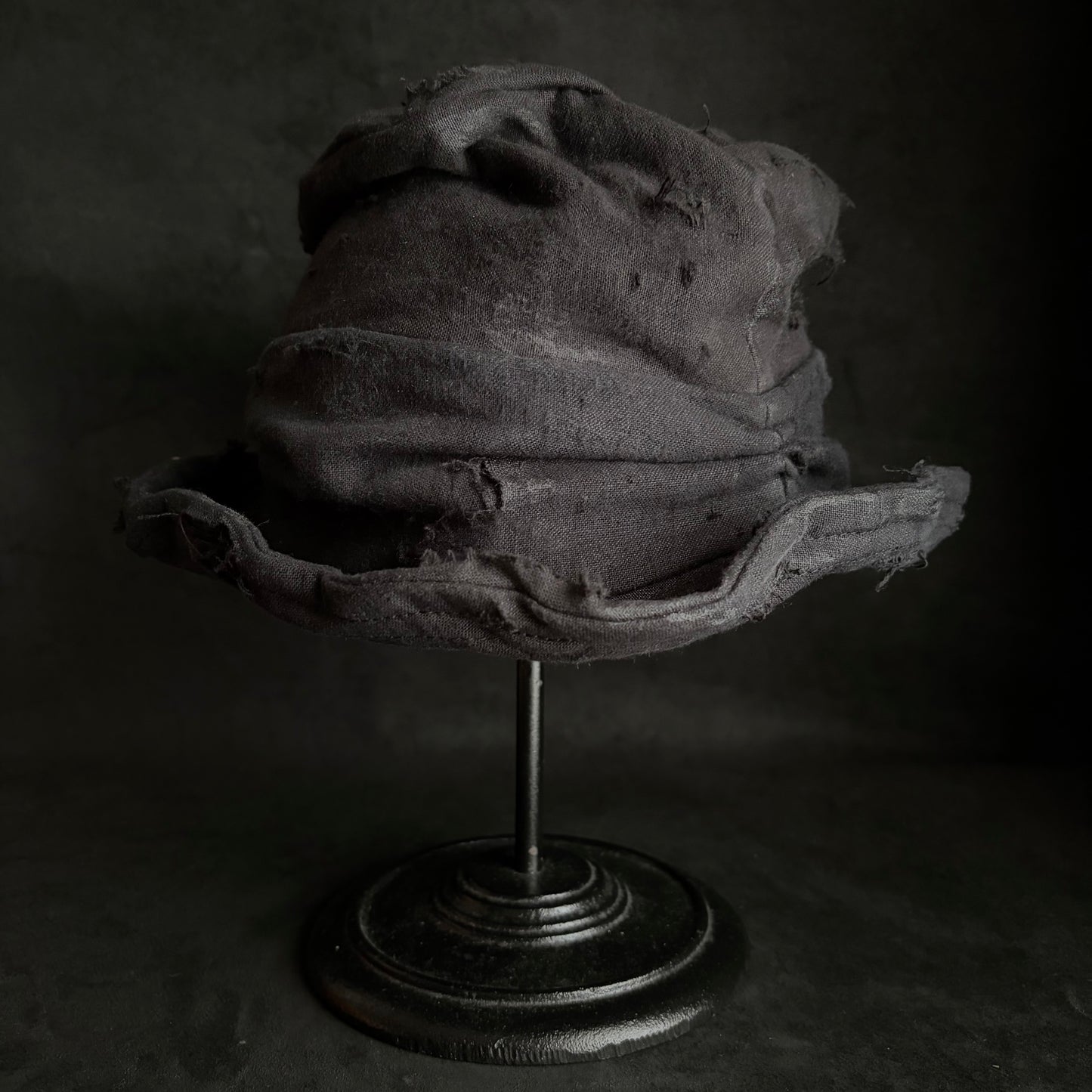 Black linen damage turn bucket hat