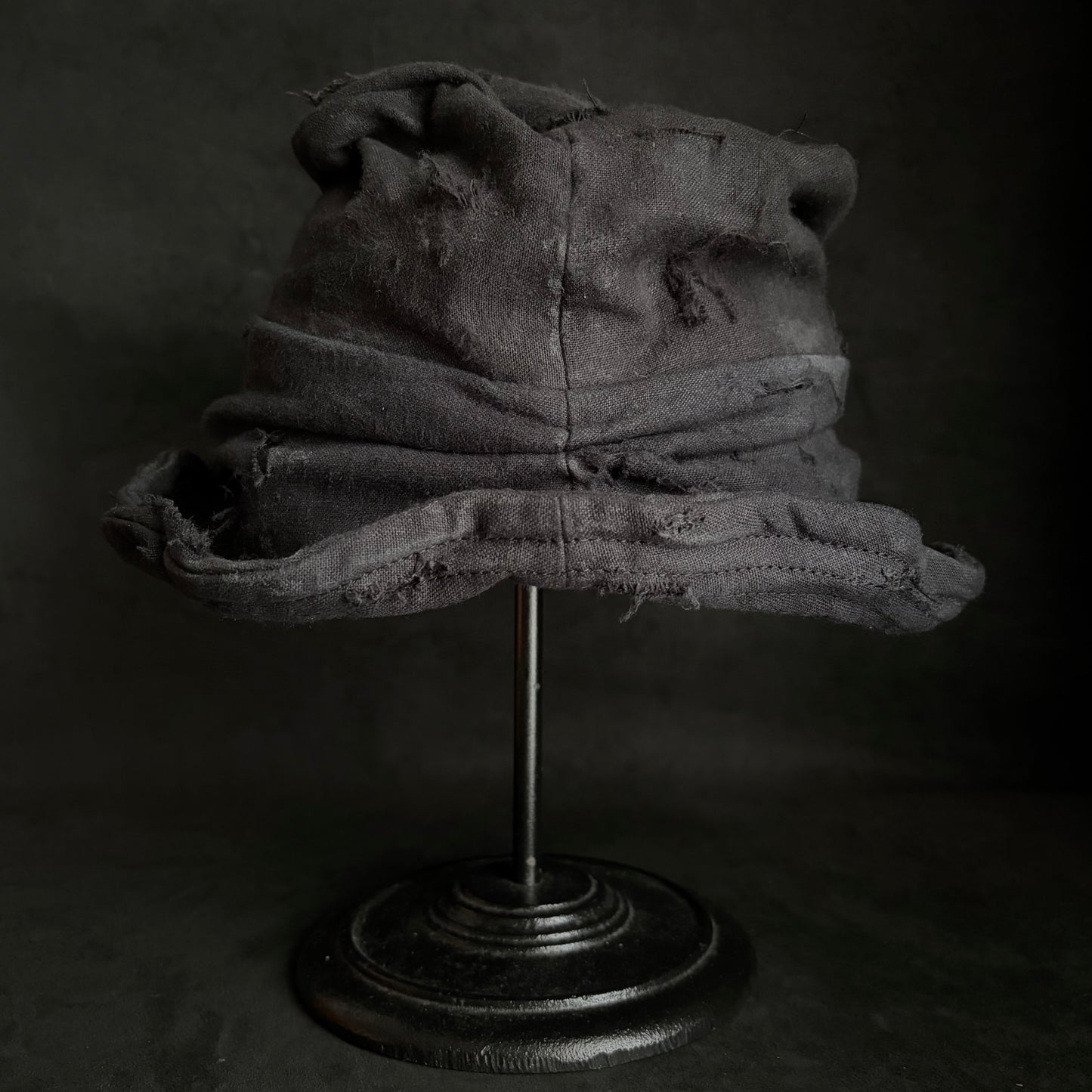Black linen damage turn bucket hat