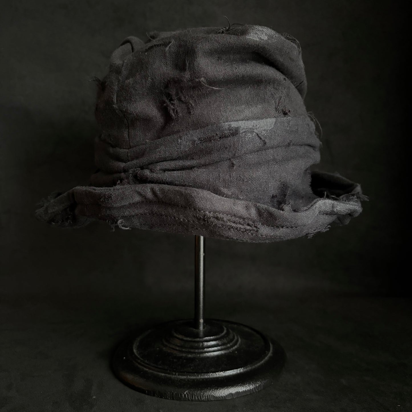 Black linen damage turn bucket hat