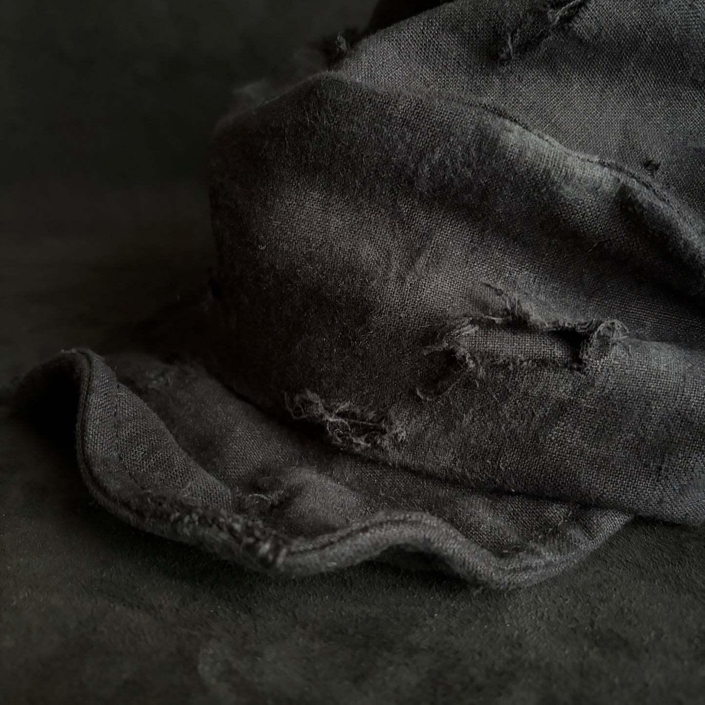 Black linen damage turn cap