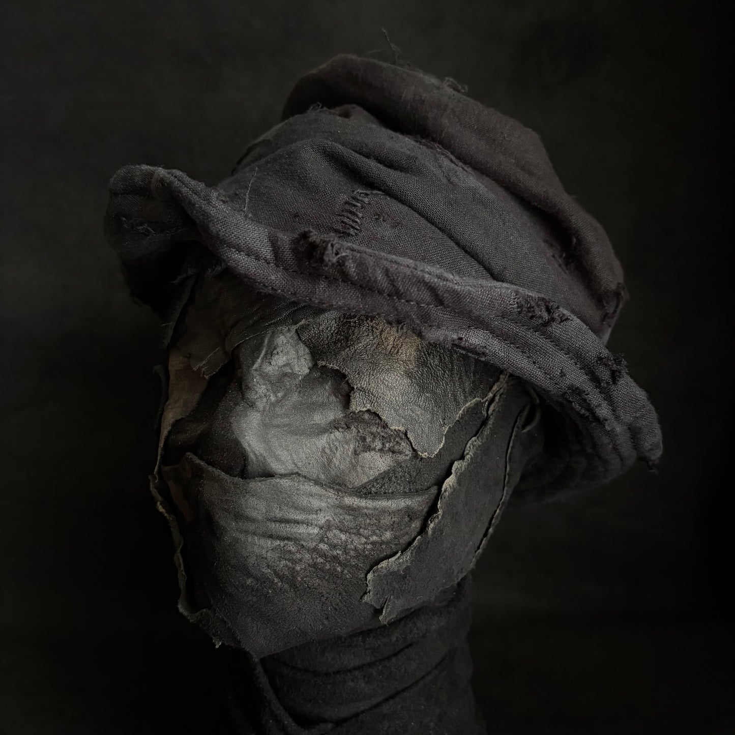 Black linen damage turn bucket hat