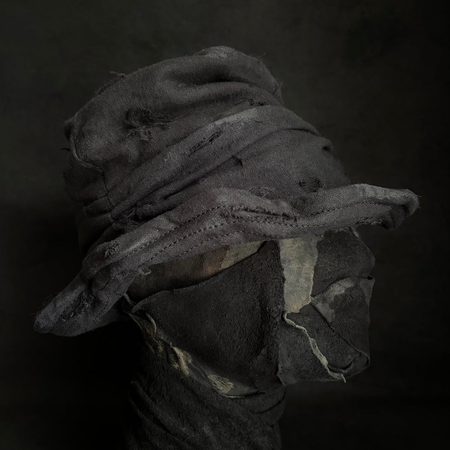 Black linen damage turn bucket hat
