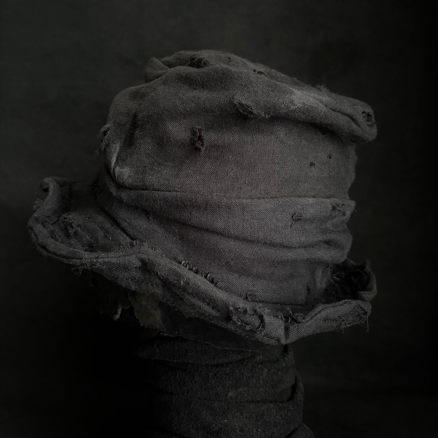 Black linen damage turn bucket hat