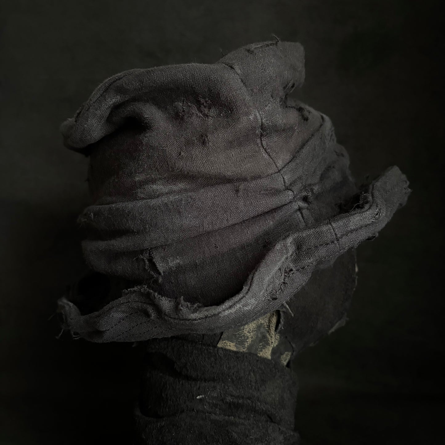 Black linen damage turn bucket hat