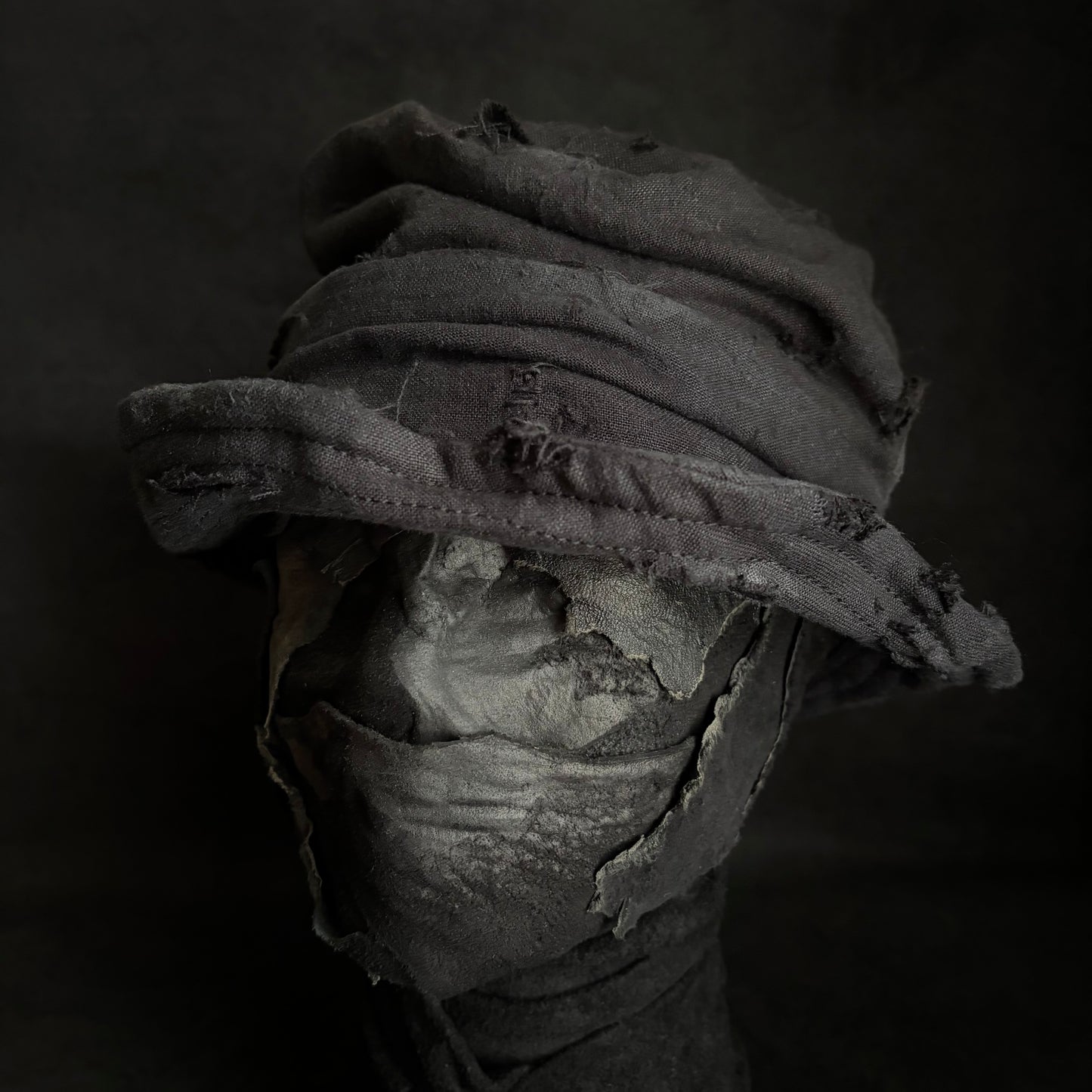 Black linen damage turn bucket hat