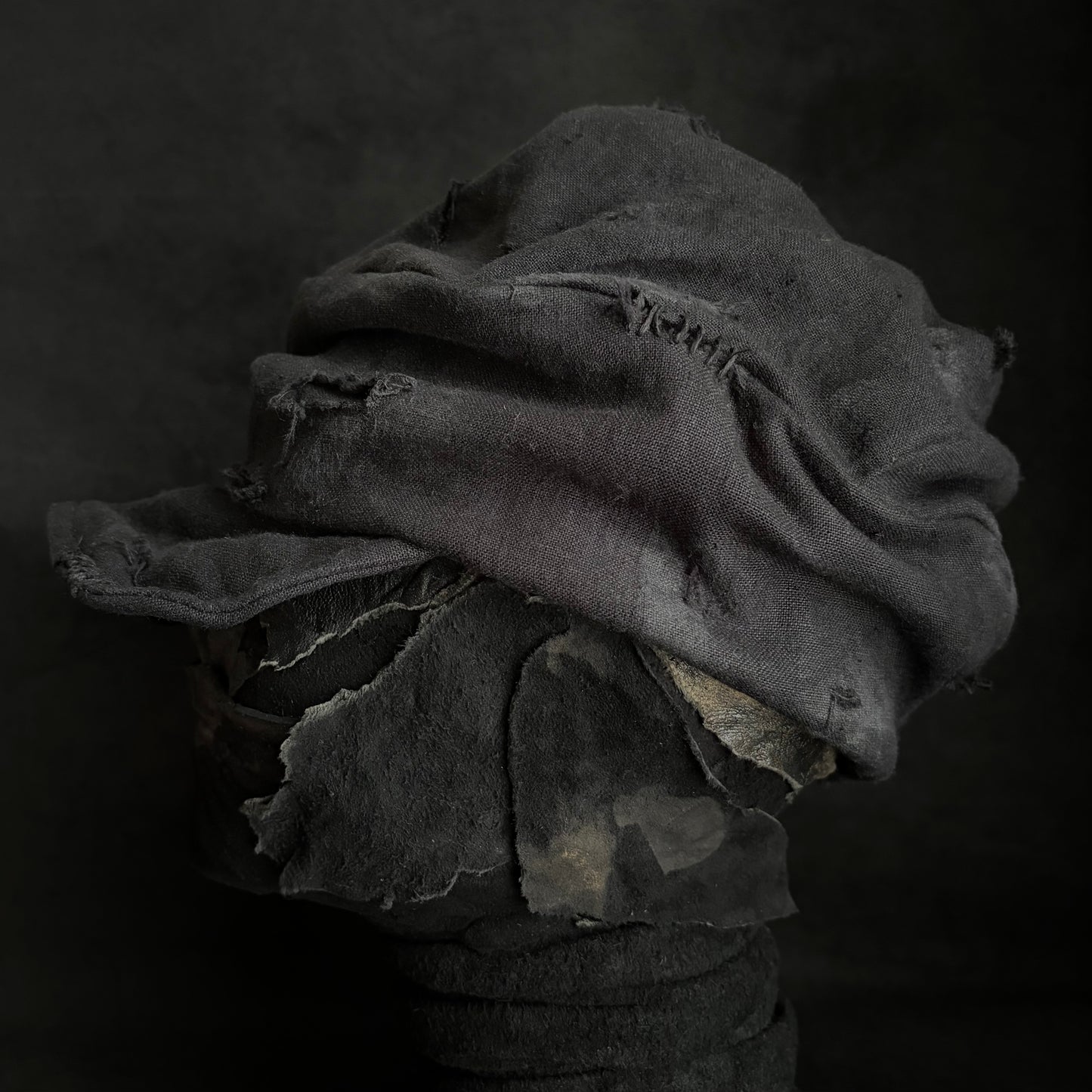 Black linen damage turn cap
