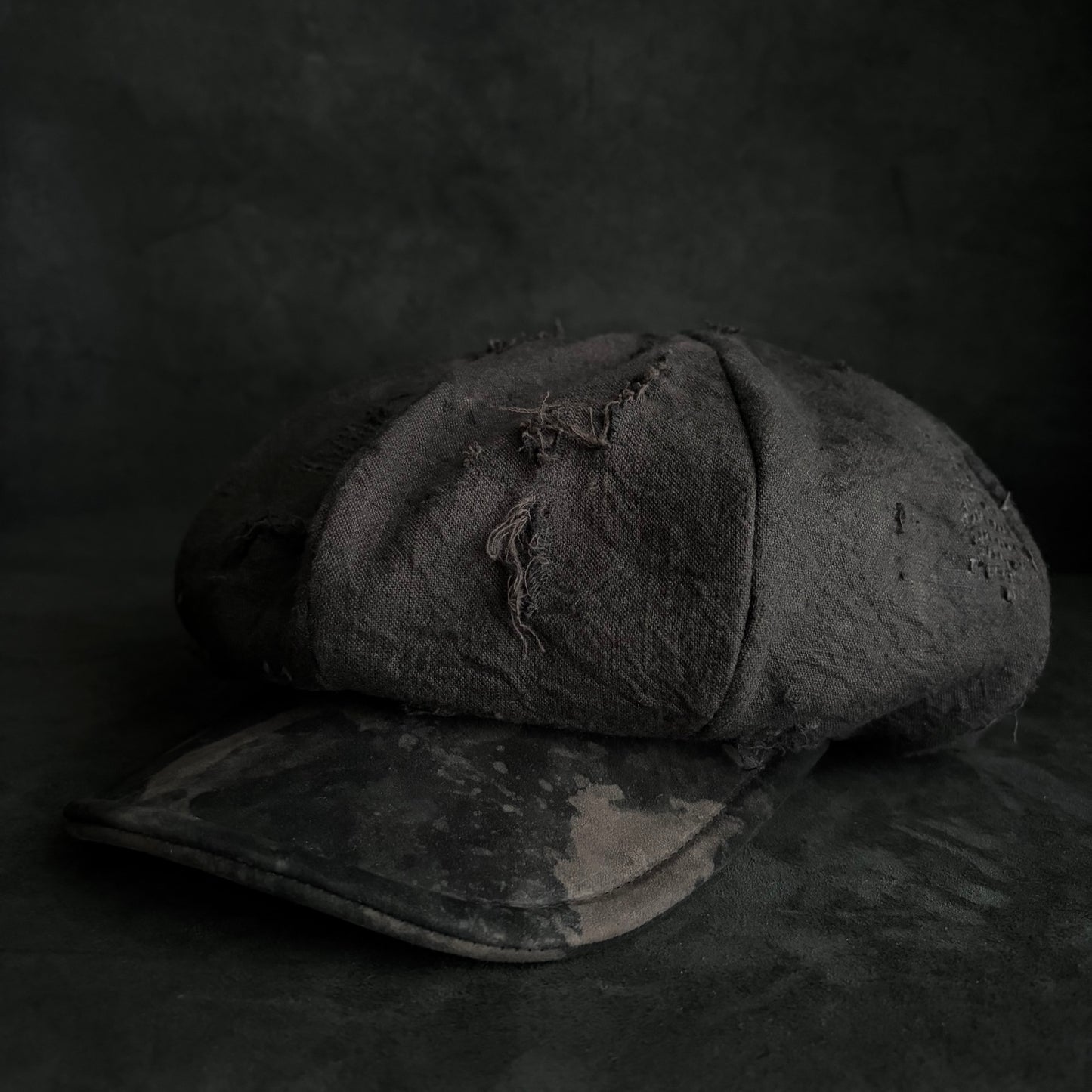 Large volume brown/black dyed waxed stitch damage casquette