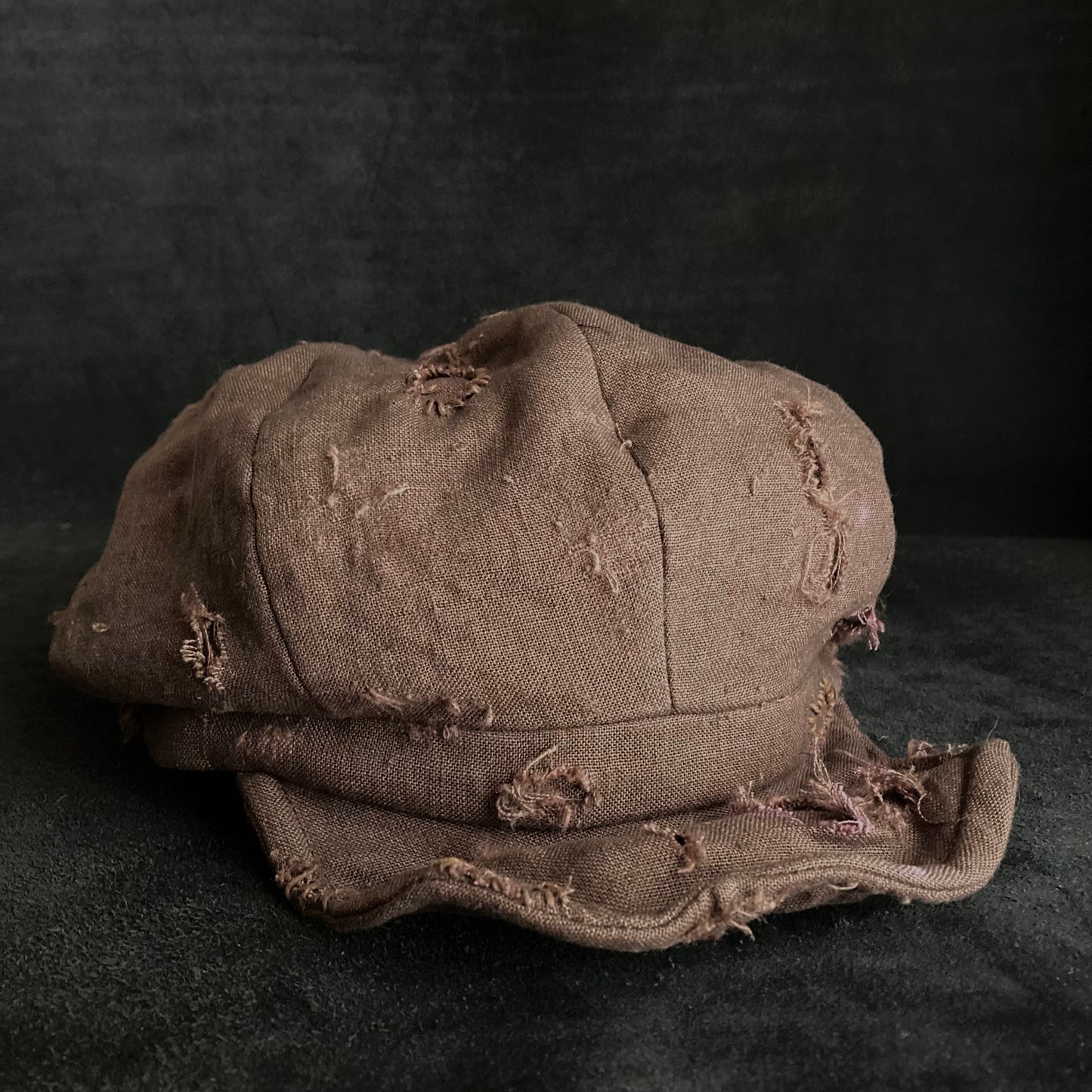 Brown linen damage tear casquette