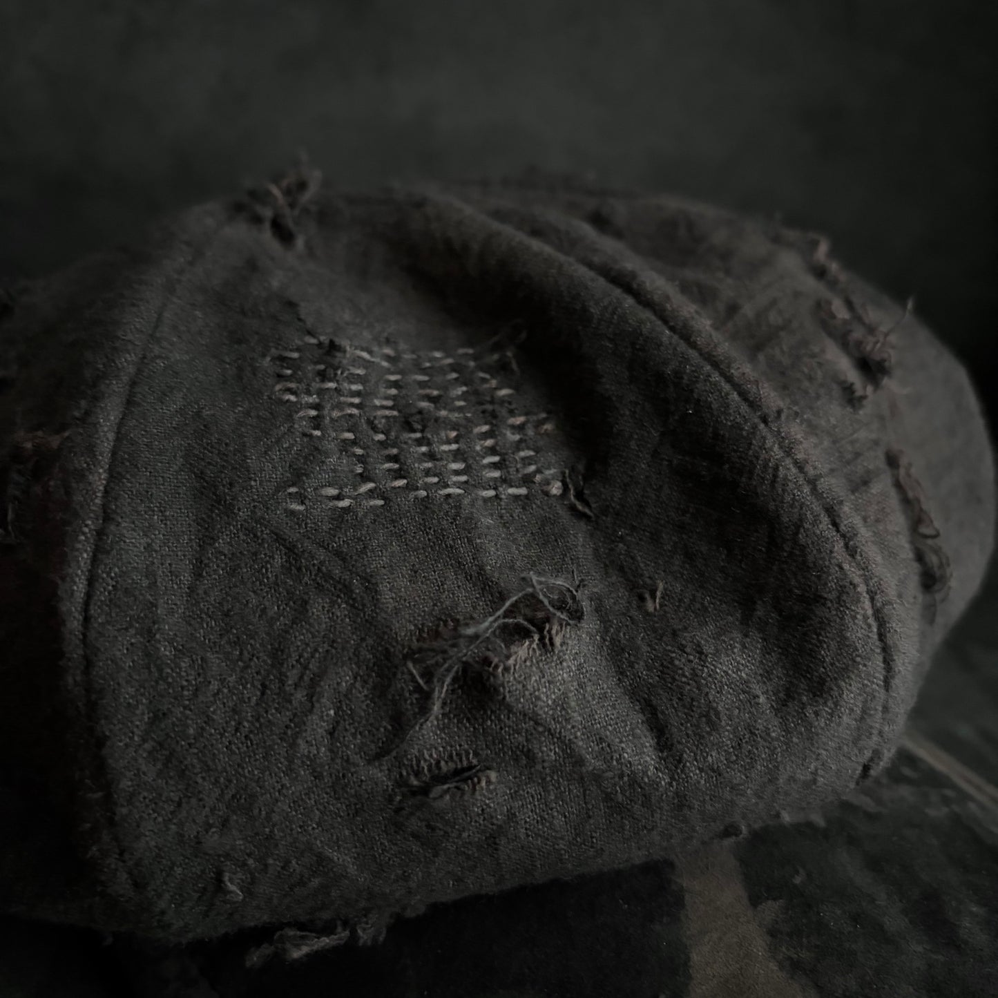Large volume brown/black dyed waxed stitch damage casquette