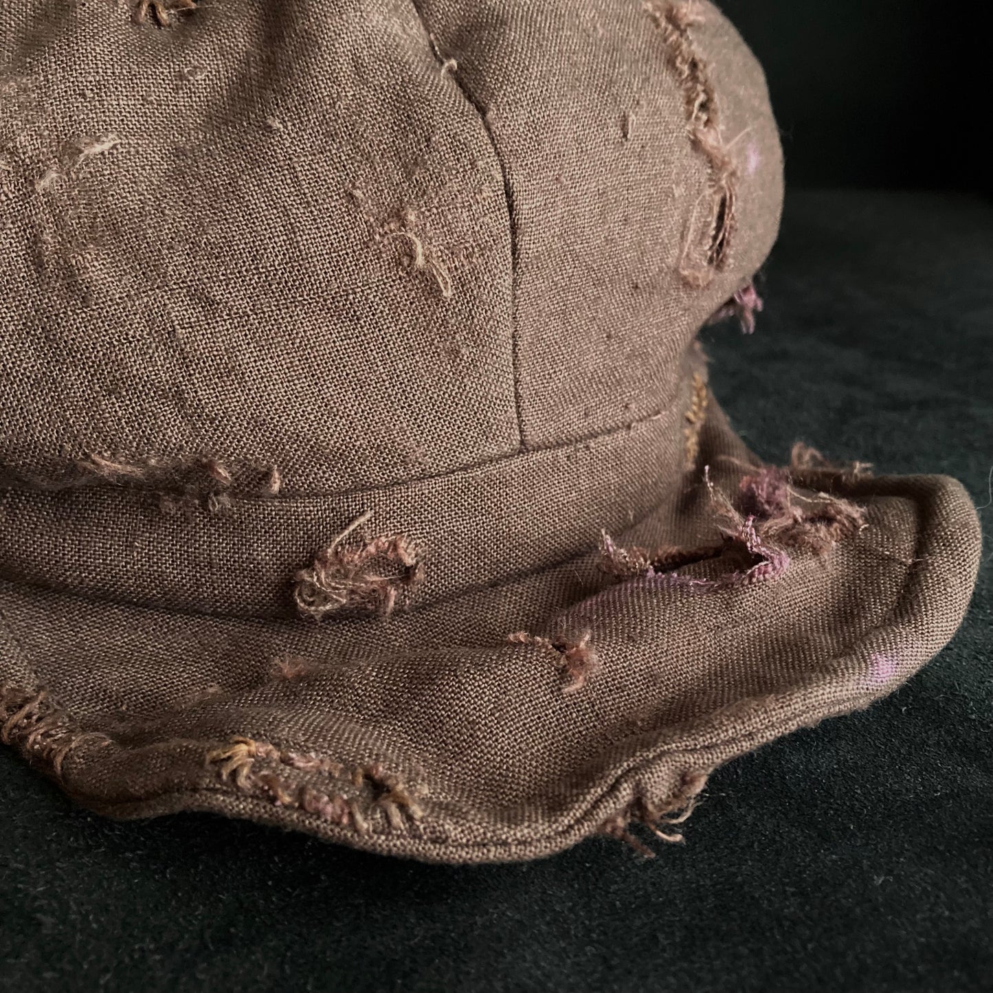 Brown linen damage tear casquette