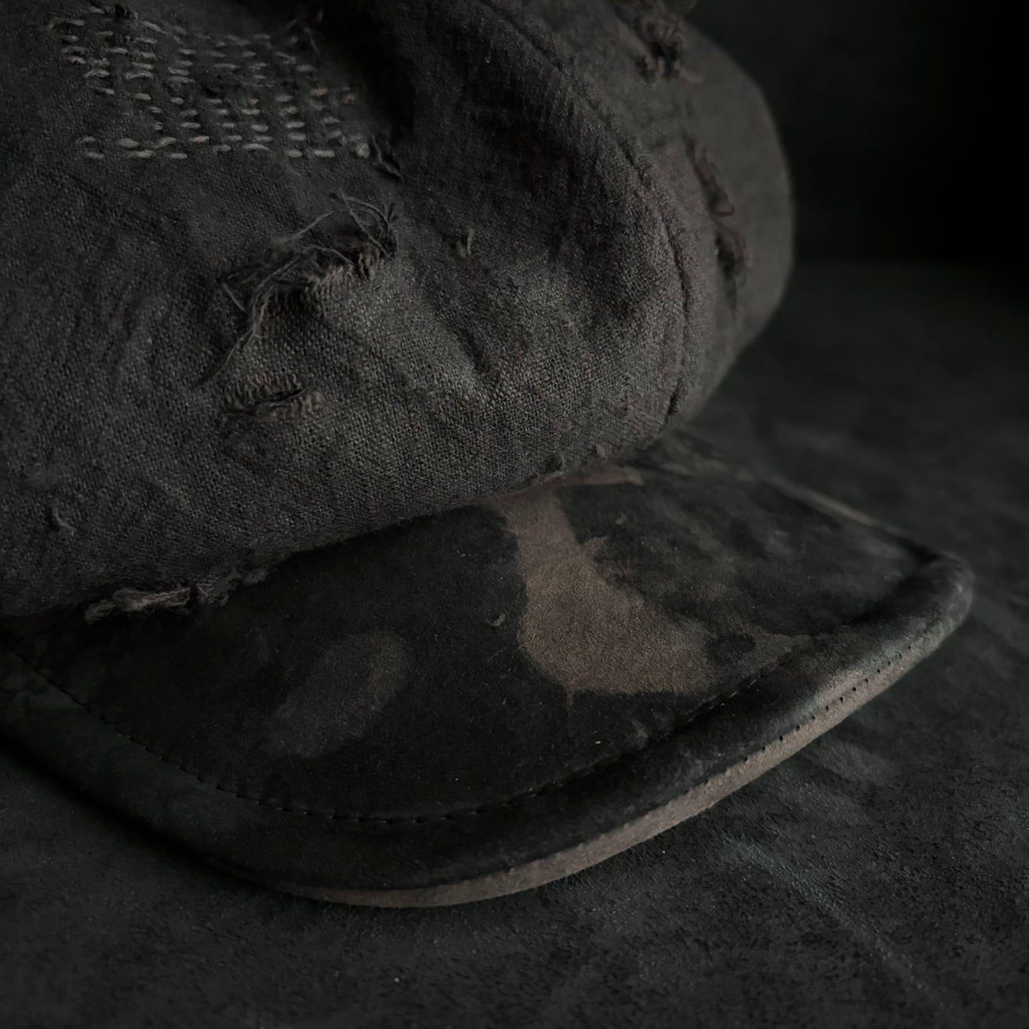 Large volume brown/black dyed waxed stitch damage casquette