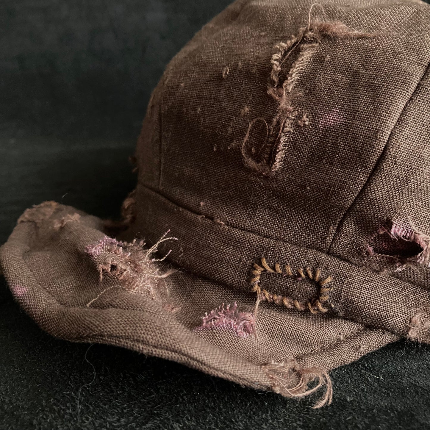 Brown linen damage tear casquette