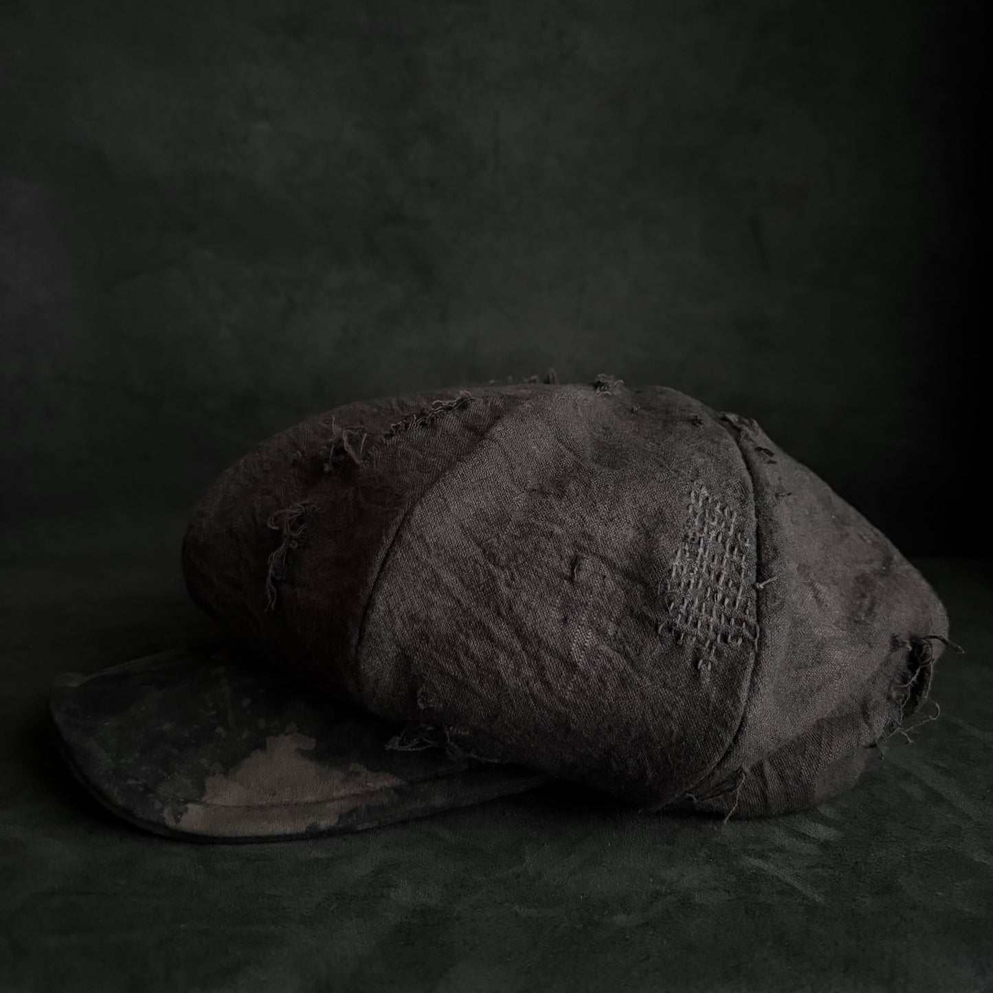 Large volume brown/black dyed waxed stitch damage casquette