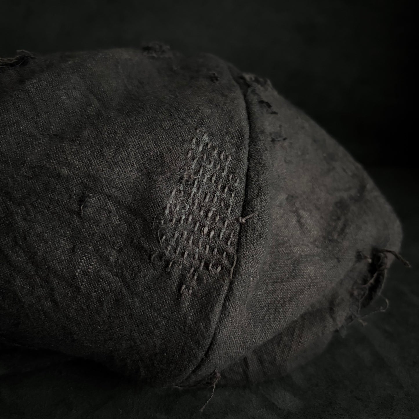 Large volume brown/black dyed waxed stitch damage casquette