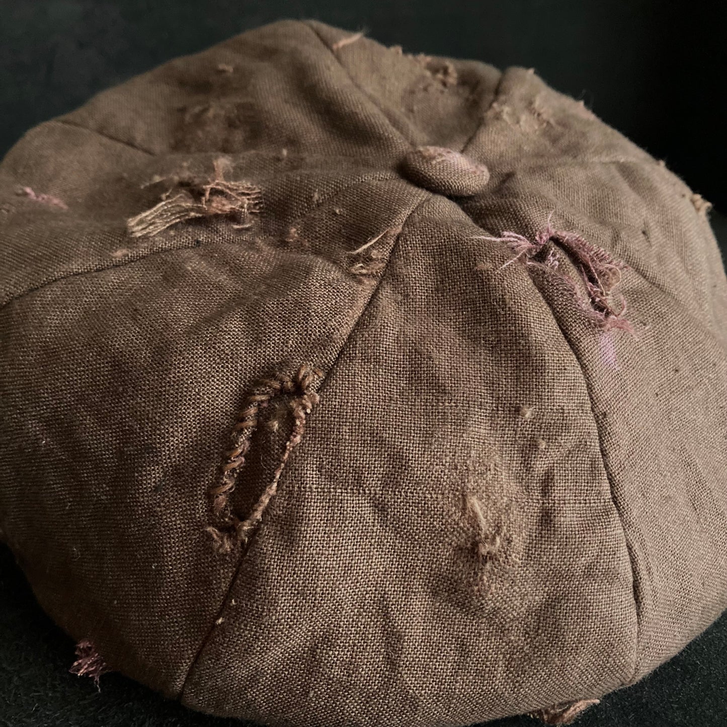 Brown linen damage tear casquette