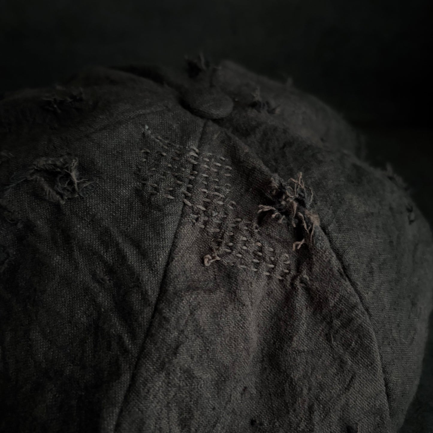 Large volume brown/black dyed waxed stitch damage casquette