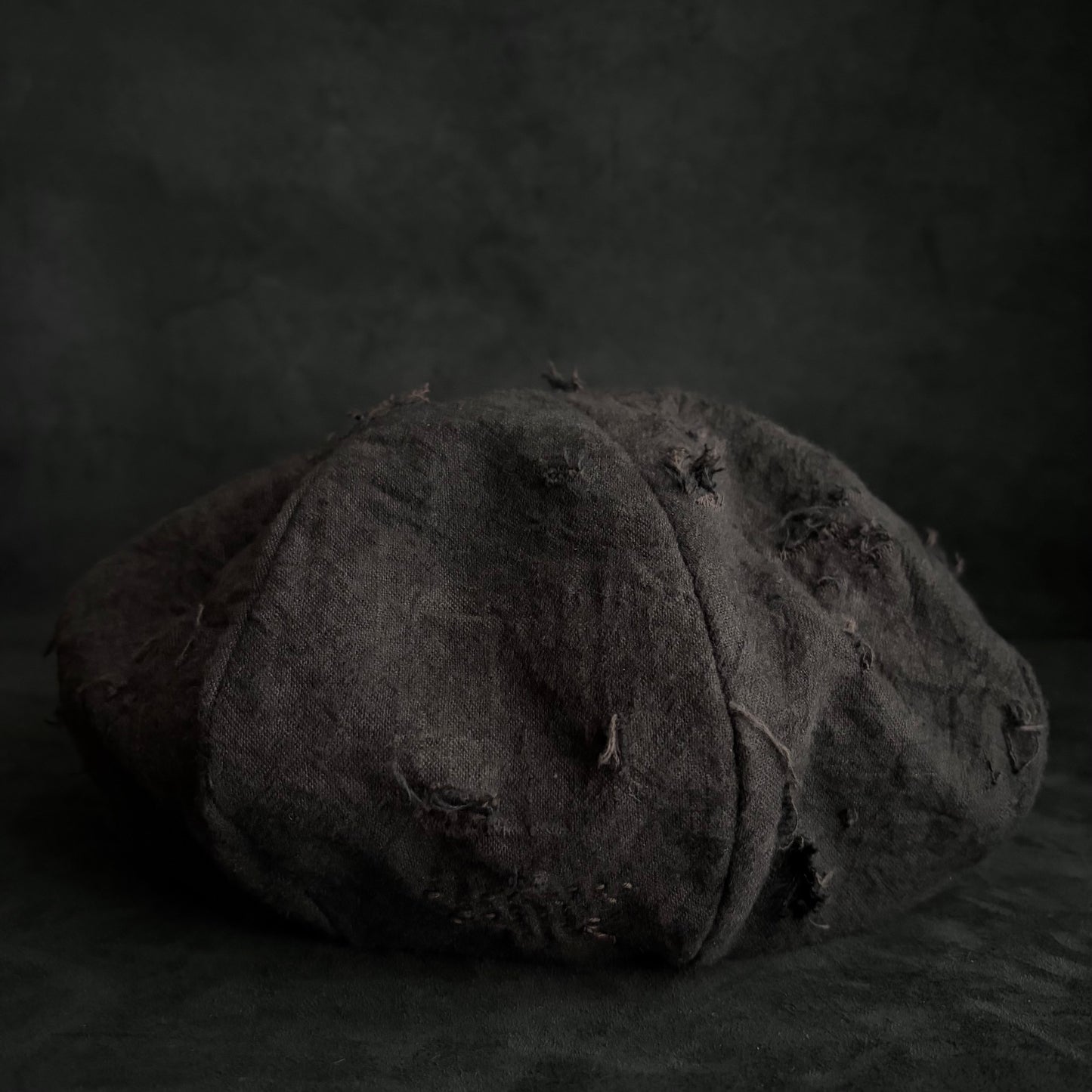 Large volume brown/black dyed waxed stitch damage casquette