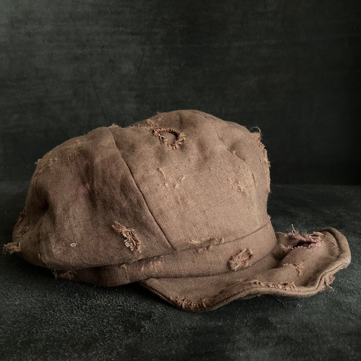 Brown linen damage tear casquette