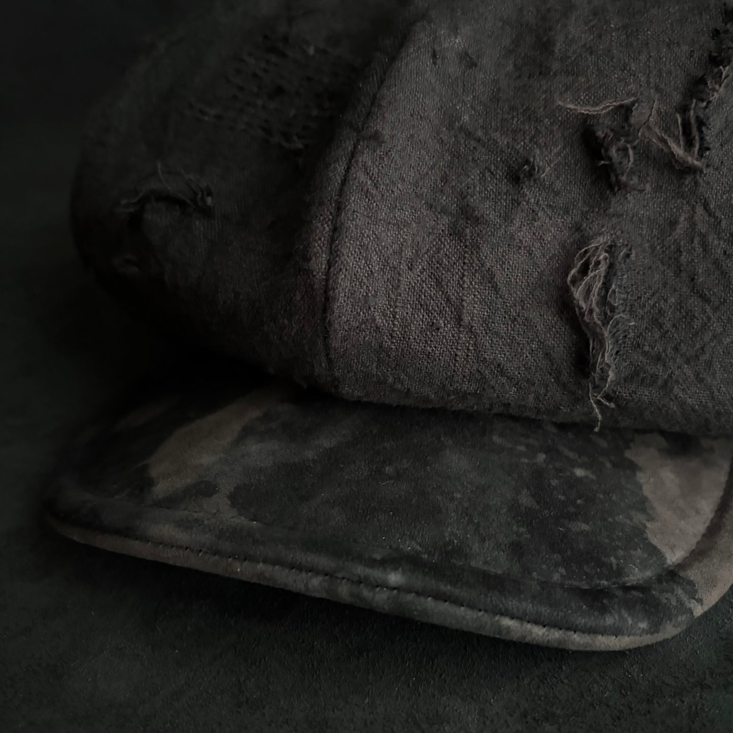Large volume brown/black dyed waxed stitch damage casquette