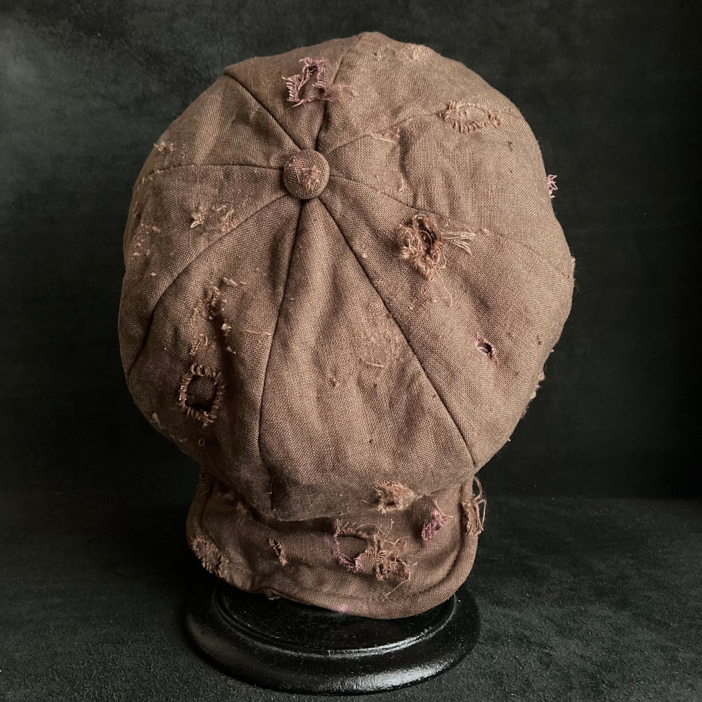 Brown linen damage tear casquette
