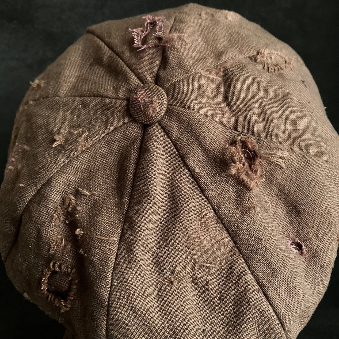 Brown linen damage tear casquette