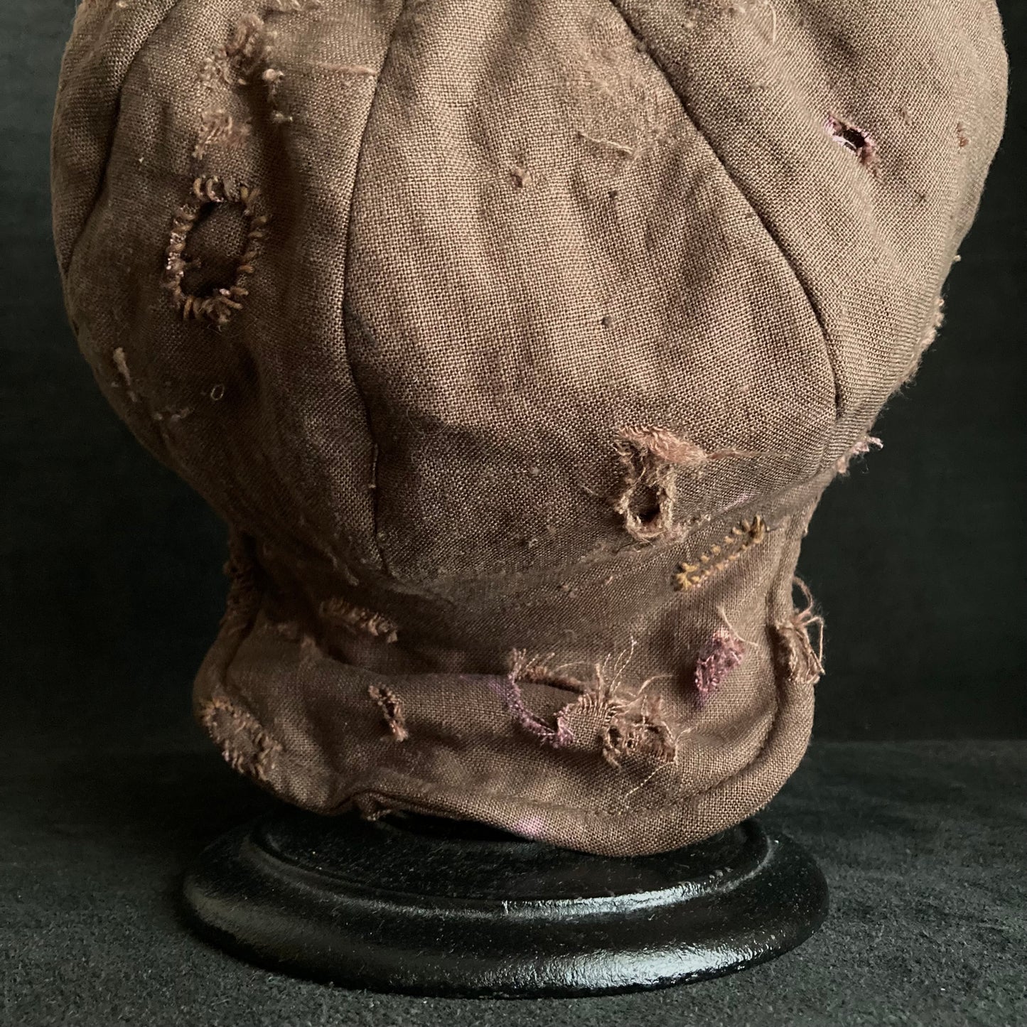 Brown linen damage tear casquette
