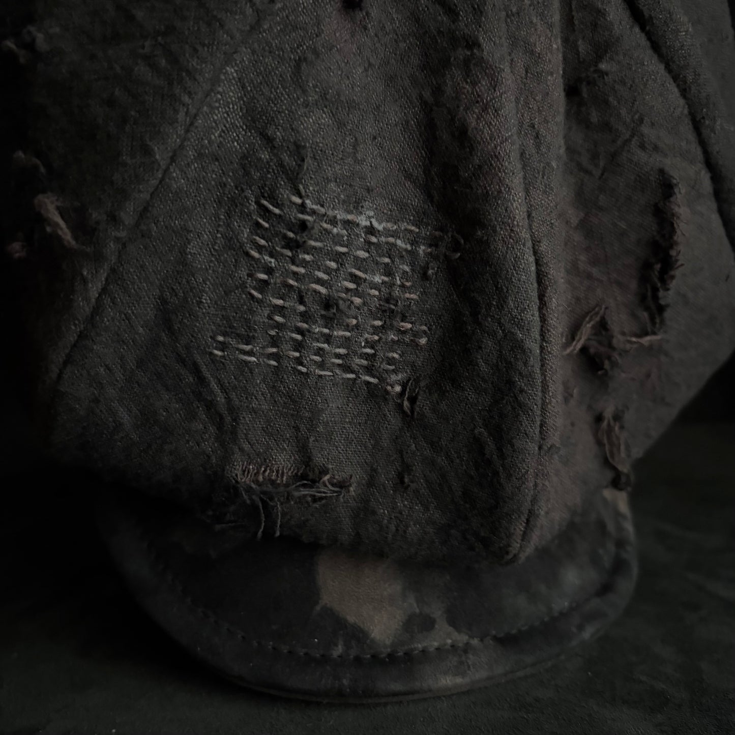Large volume brown/black dyed waxed stitch damage casquette
