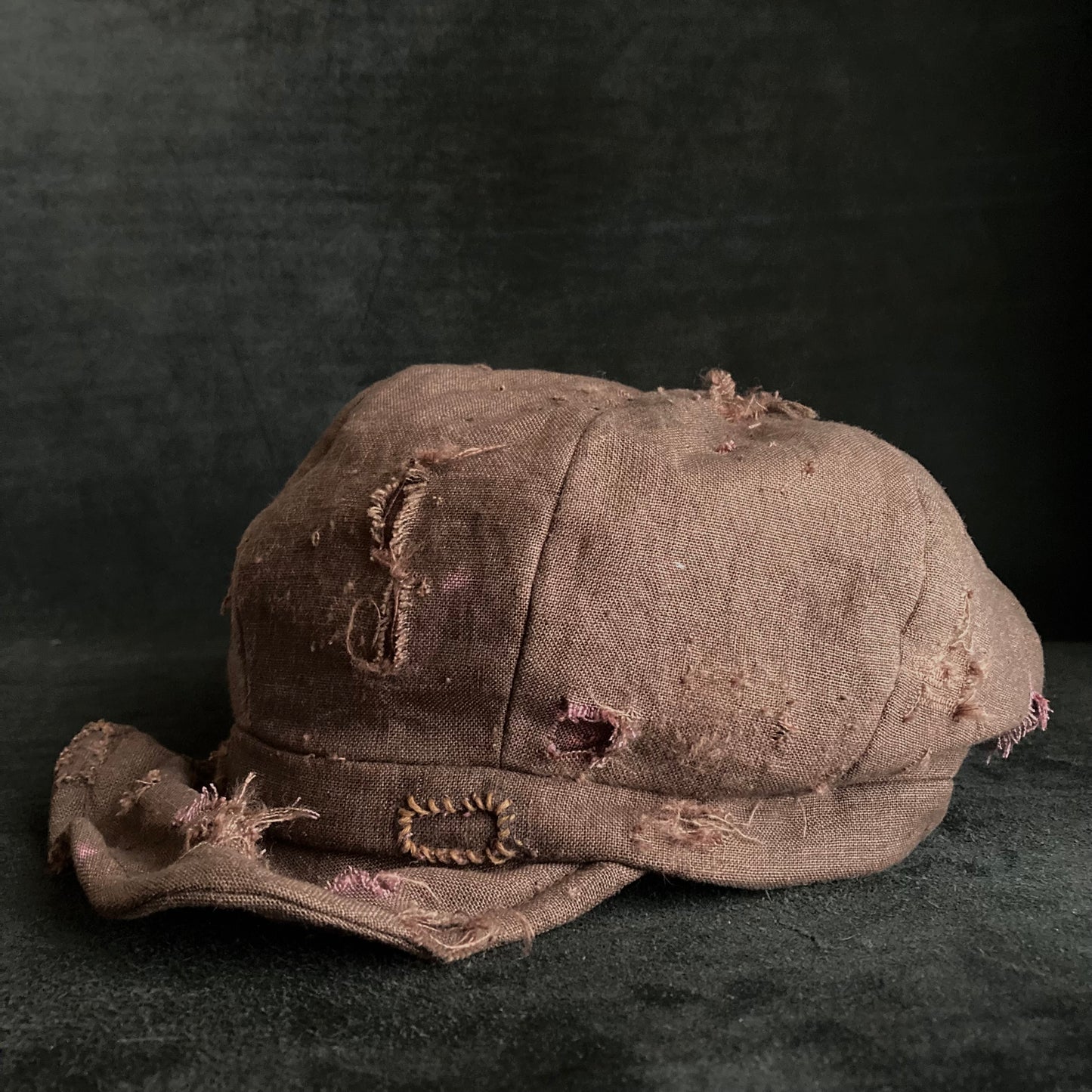 Brown linen damage tear casquette