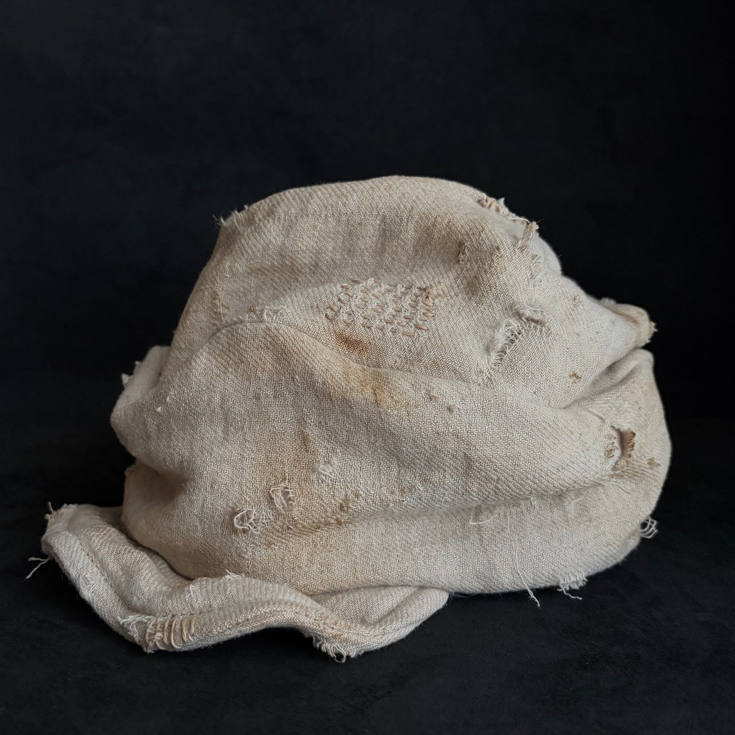 Rustic linen damage stitch turn cap