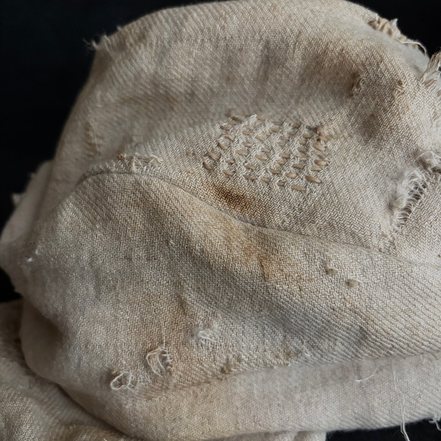 Rustic linen damage stitch turn cap