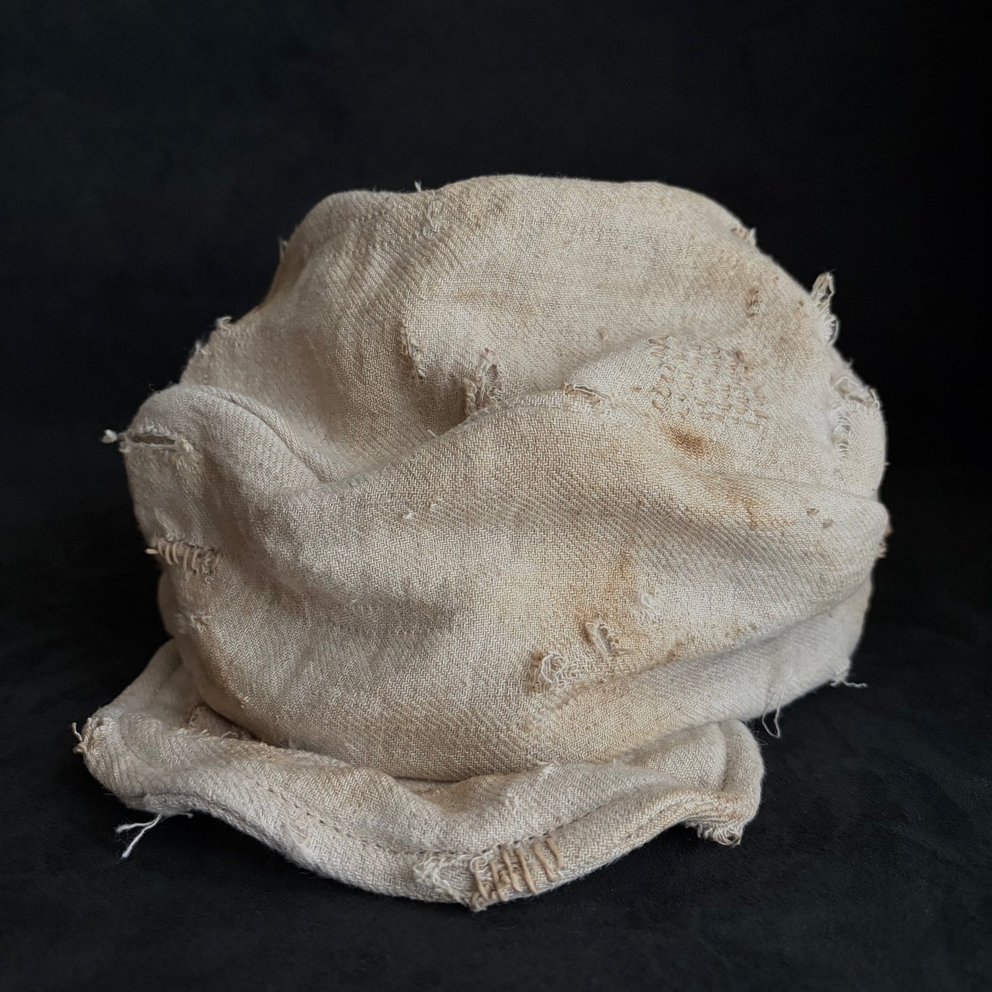 Rustic linen damage stitch turn cap