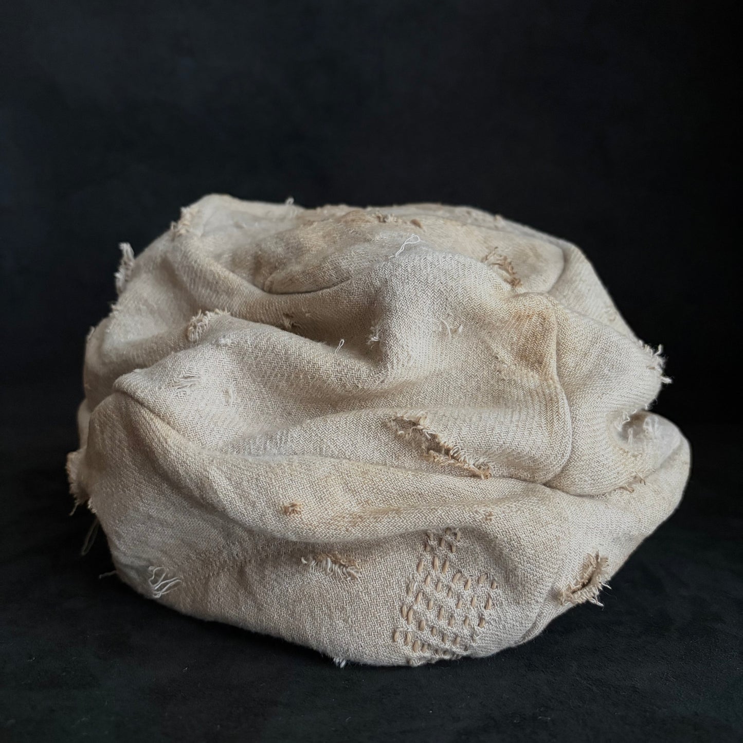 Rustic linen damage stitch turn cap