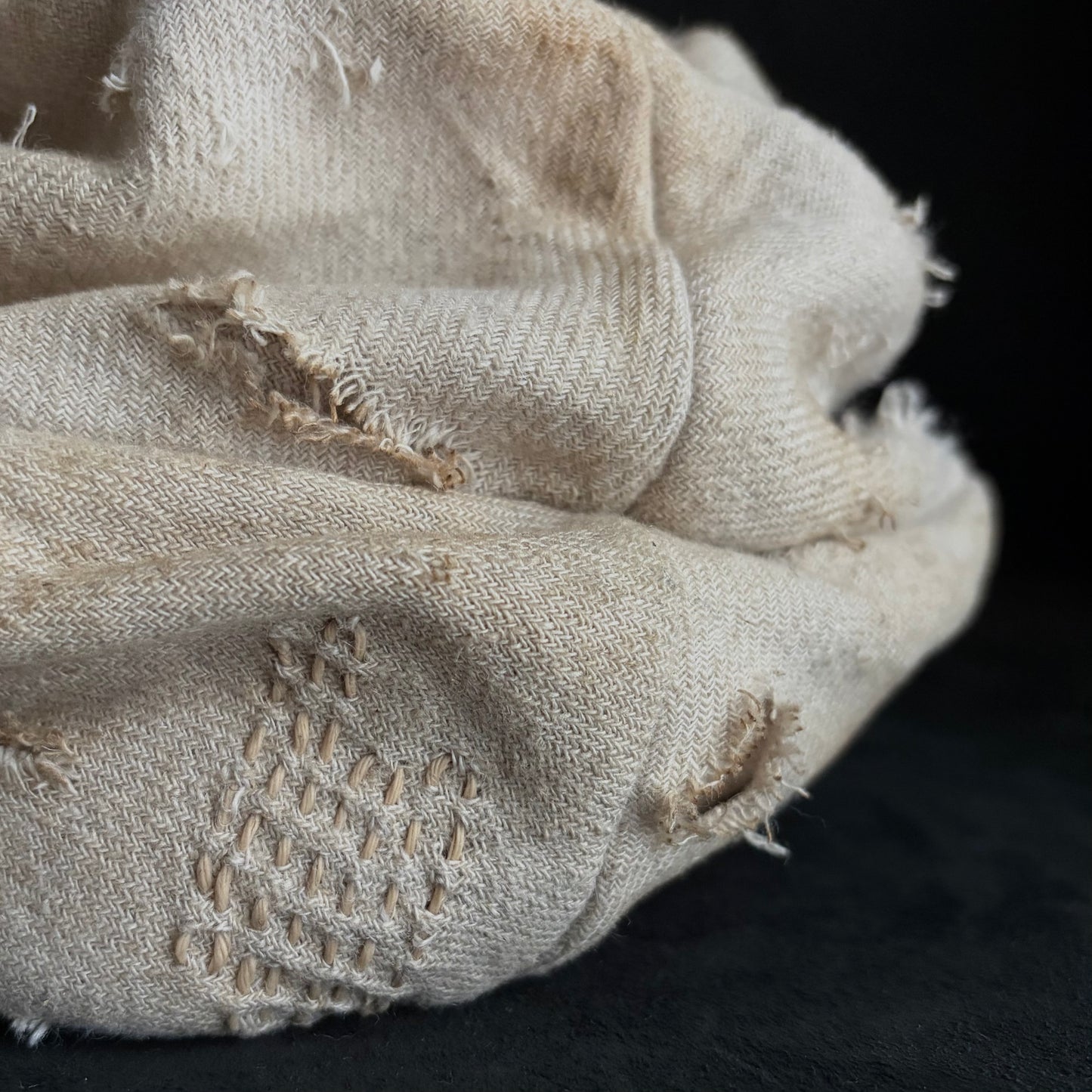 Rustic linen damage stitch turn cap