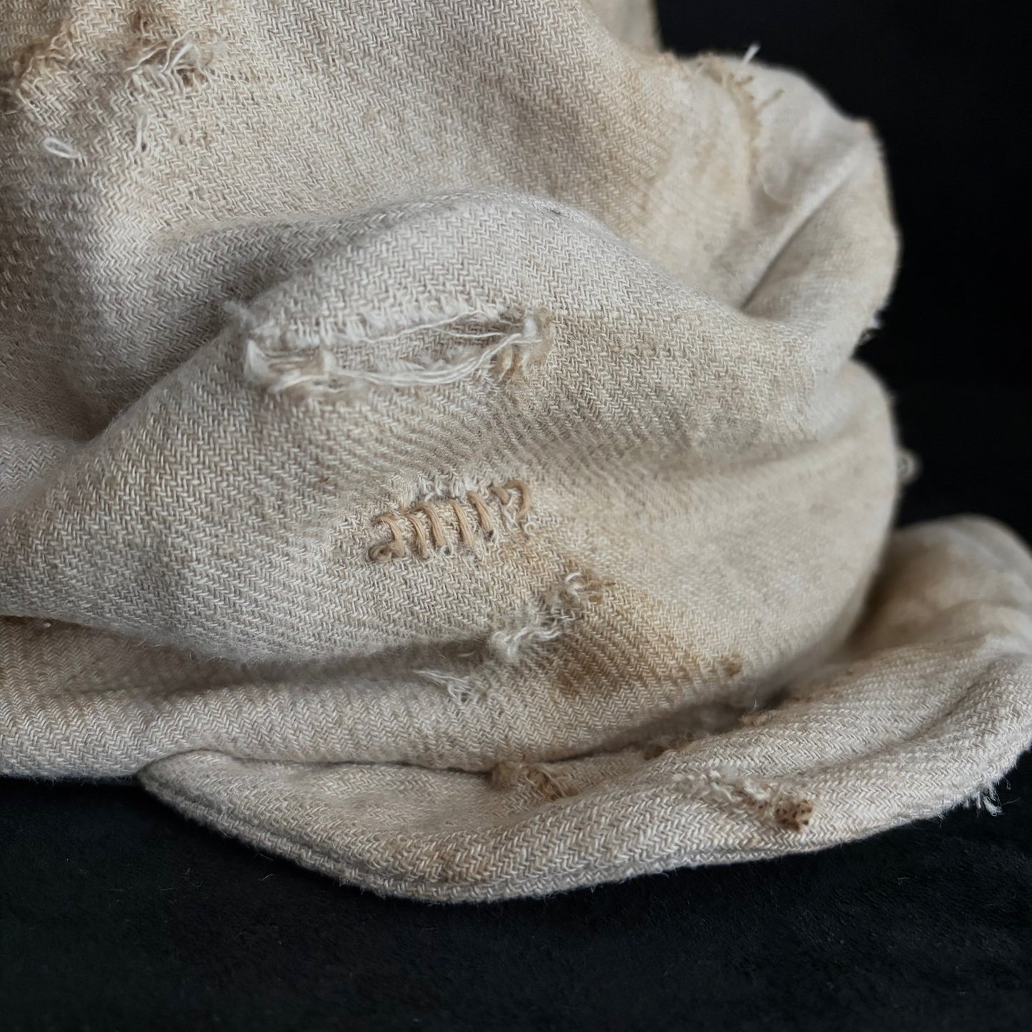 Rustic linen damage stitch turn cap