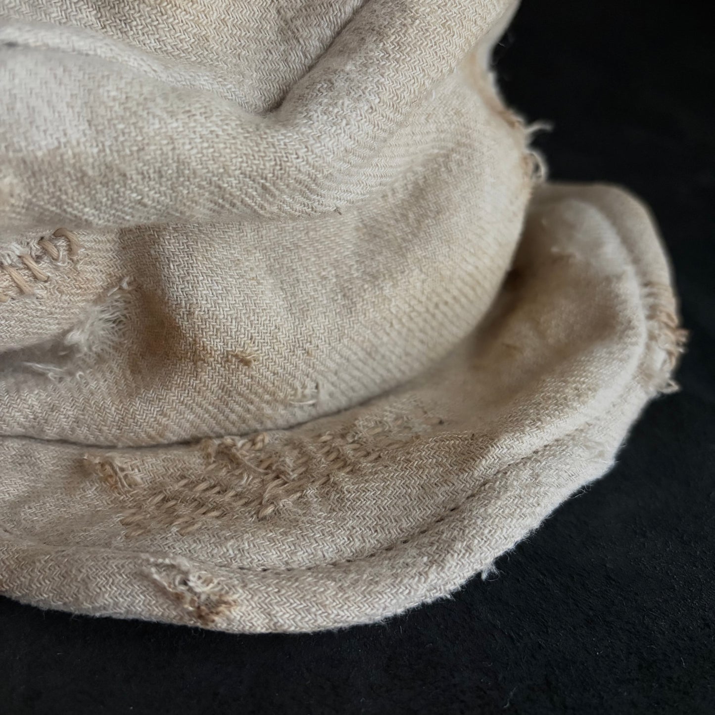 Rustic linen damage stitch turn cap
