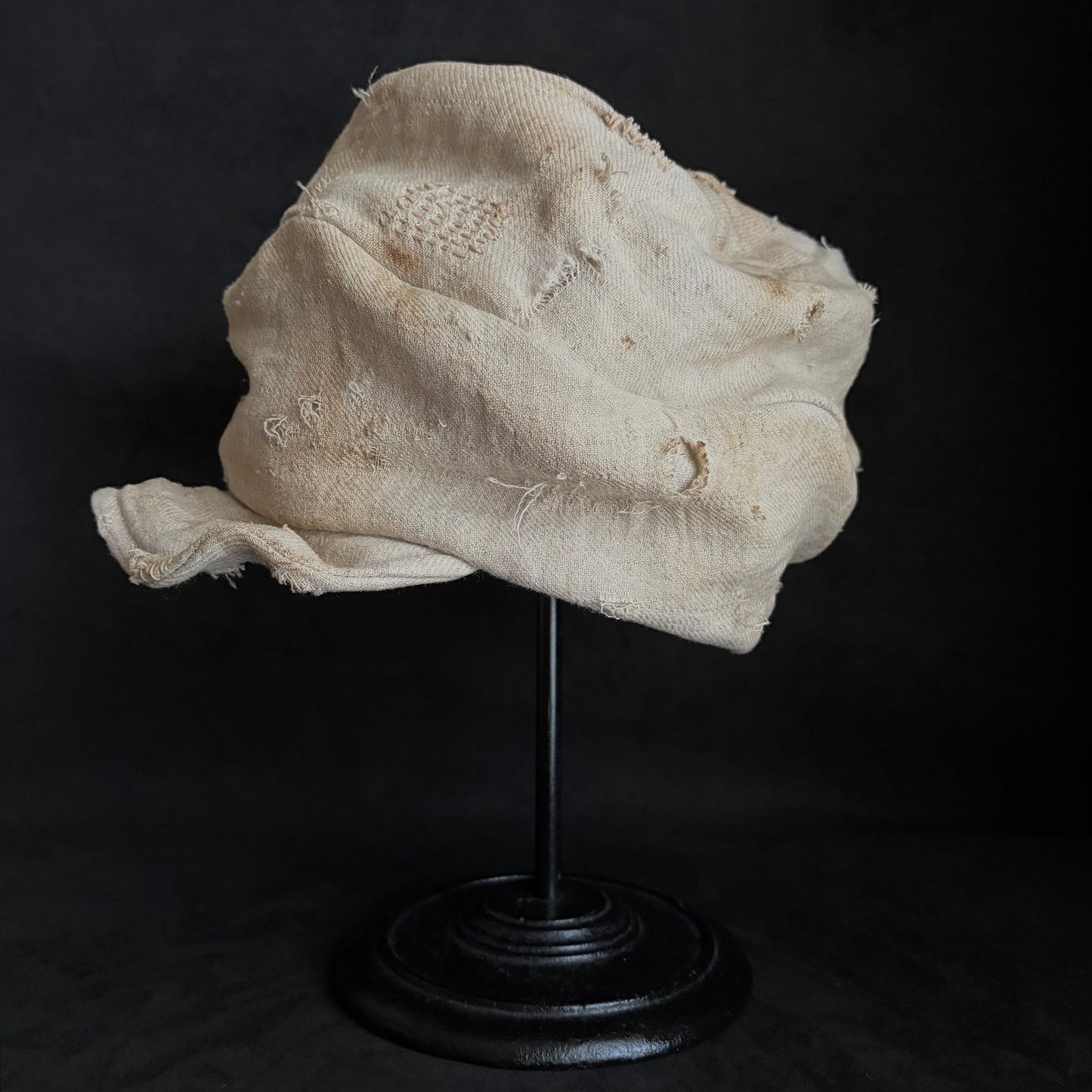 Rustic linen damage stitch turn cap