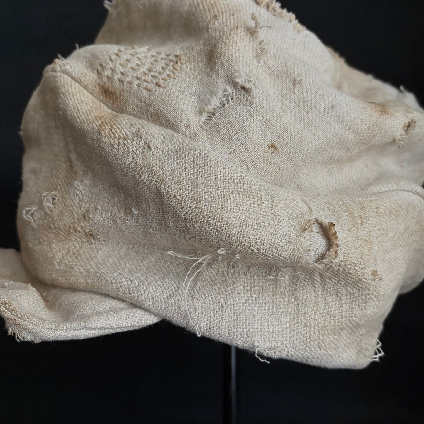 Rustic linen damage stitch turn cap