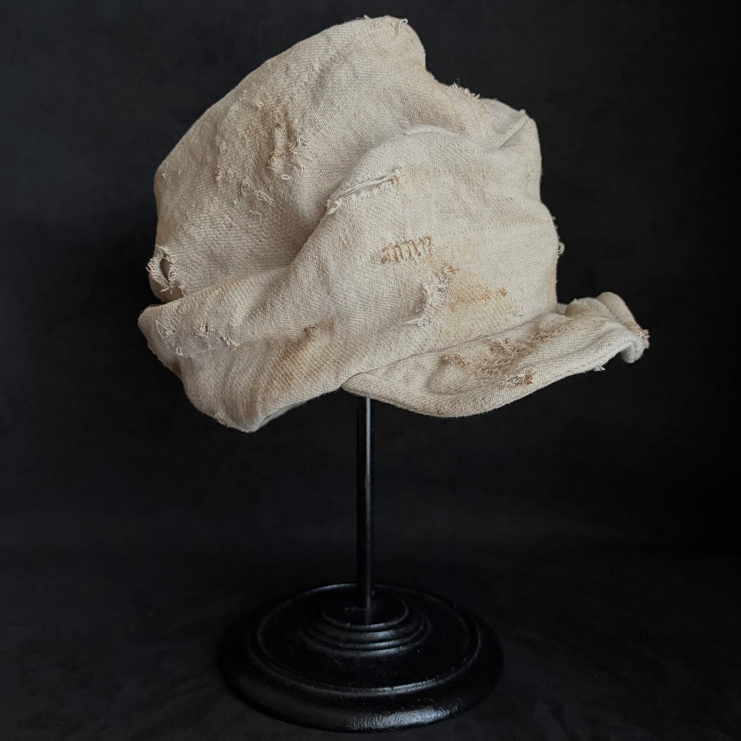Rustic linen damage stitch turn cap